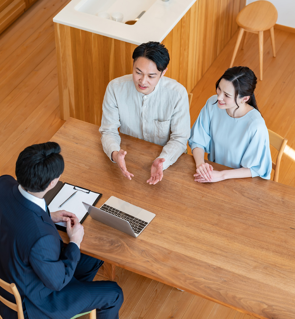 スタッフと家づくりの相談をするご夫婦