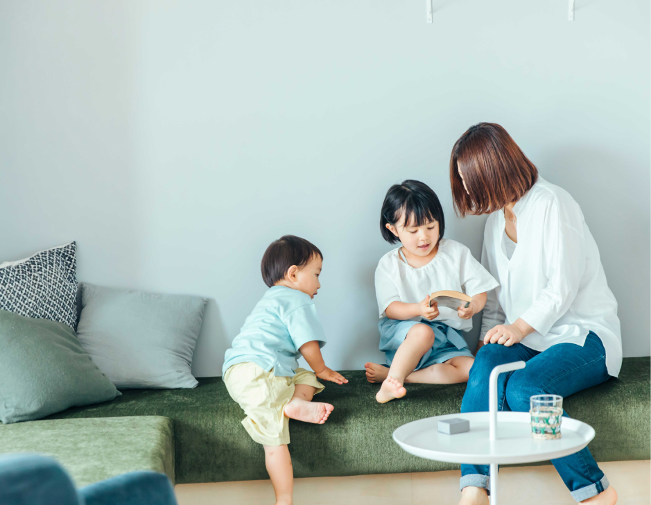 ソファでくつろぐ親子
