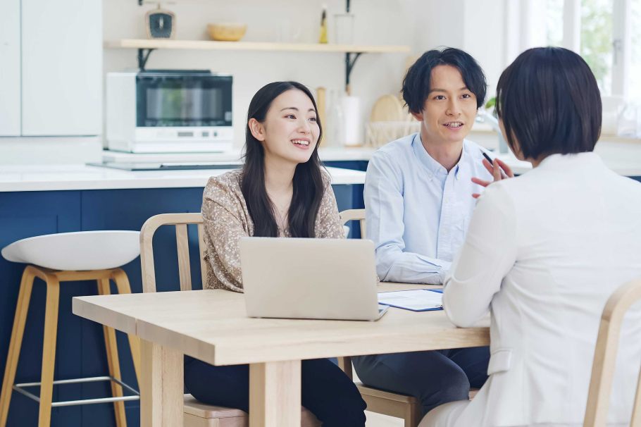 スタッフと打ち合わせをするご夫婦