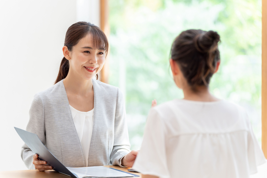 笑顔でお客様と話すスタッフ