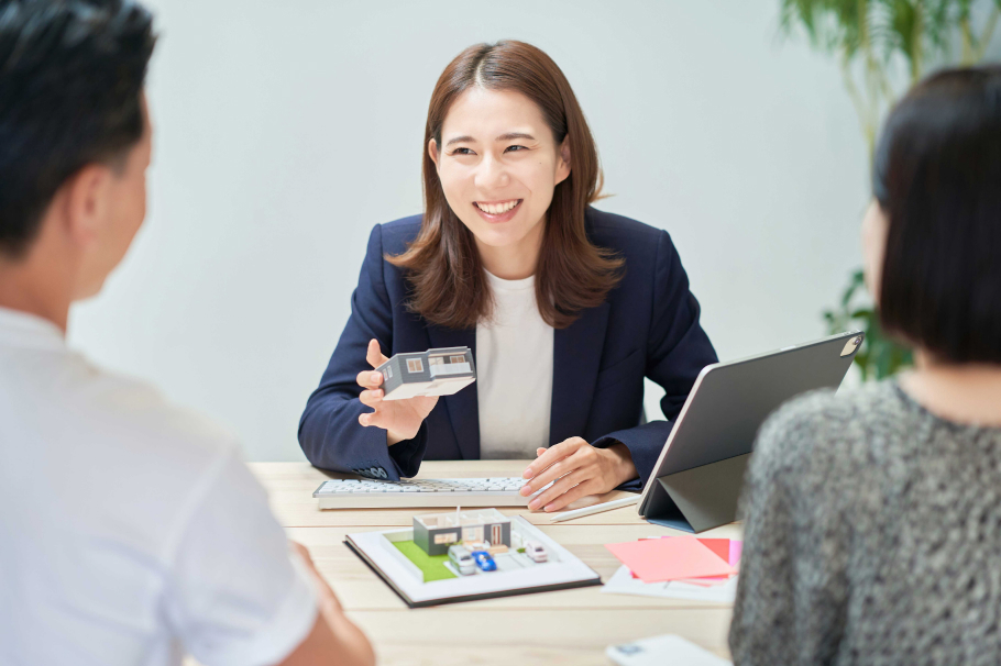 資料を見せながら説明するスタッフ
