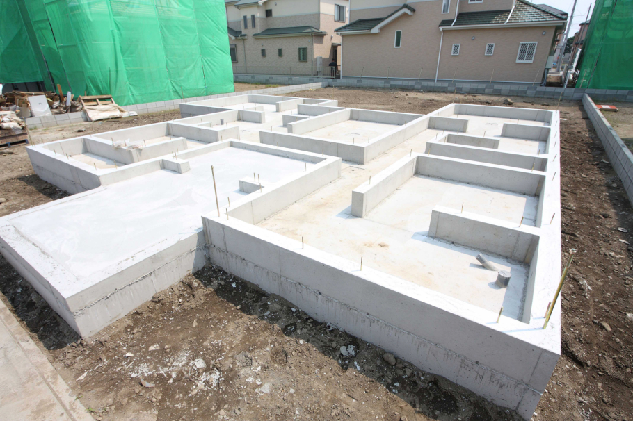 基礎が打たれた建築現場