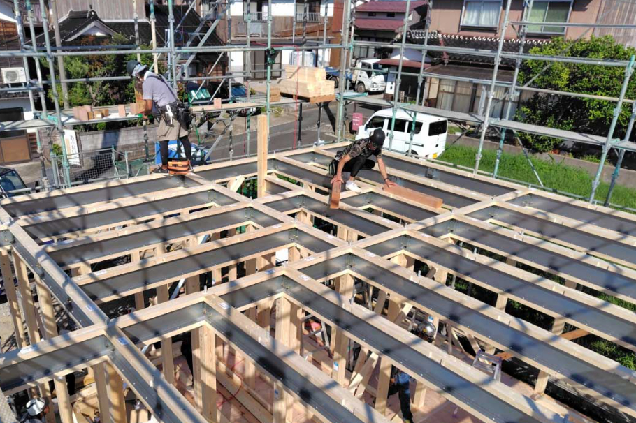 骨組みが組み上がった上棟中の住まい