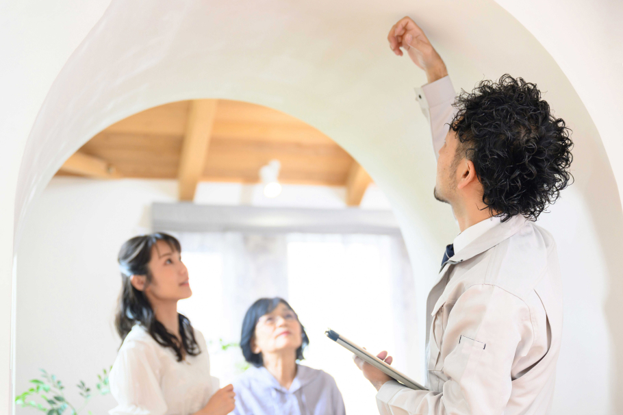 住まいでご家族に説明するスタッフ