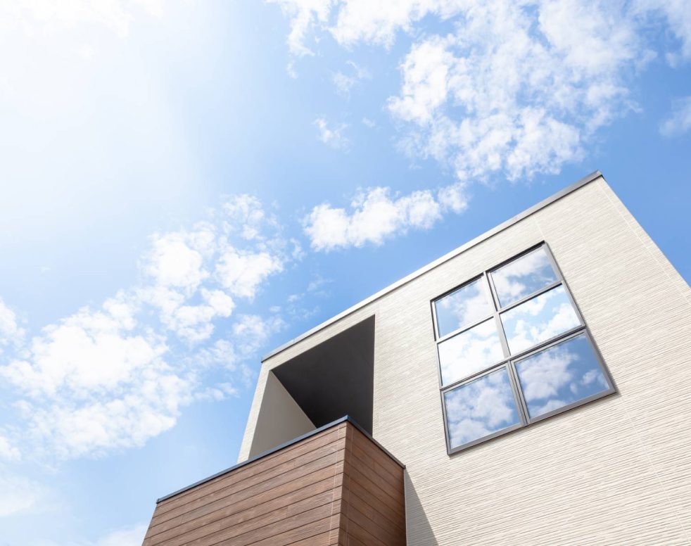 青空を背景にした住まいの外観