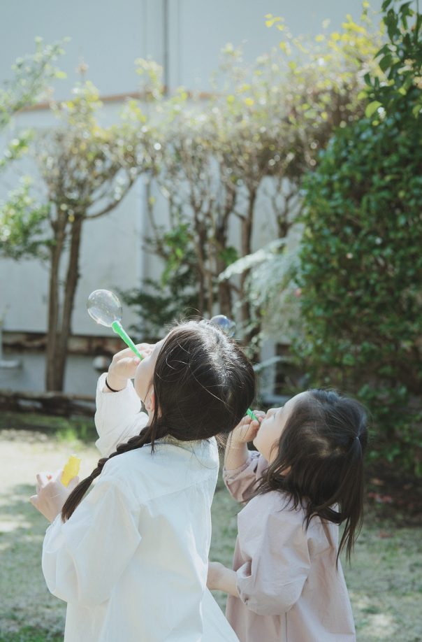 庭で遊ぶ子どもたち