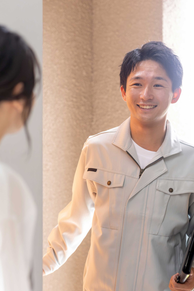 笑顔で住まいを訪問するスタッフ