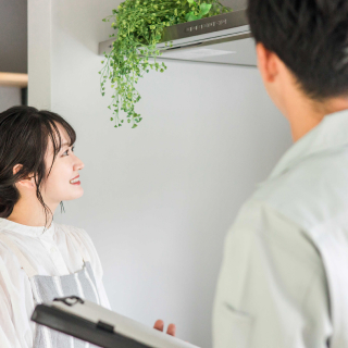 お客様と住まいの状態を確認するスタッフ