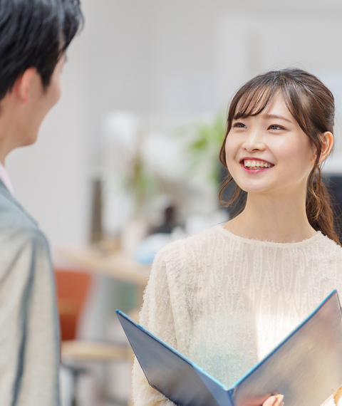 資料を手にお客様と話すスタッフ